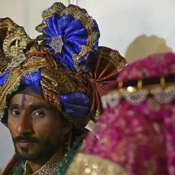 Mass Hindu wedding defies poverty and persecution in Pakistan